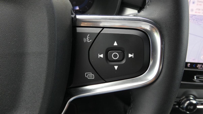 Volvo XC40 B4 AWD Plus Dark na operativní leasing