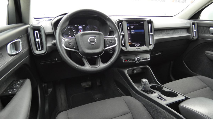 Volvo XC40 T2 FWD Momentum Core na operativní leasing