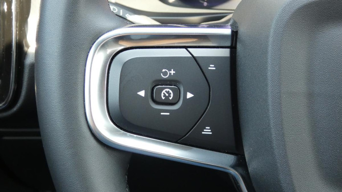 Volvo XC40 B4 AWD Plus Dark na operativní leasing