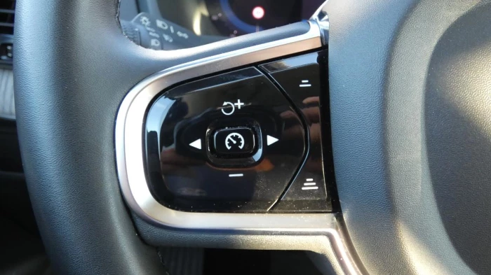 Volvo XC90 B5 AWD Drive-E mHEV Glossy Bla na operativní leasing
