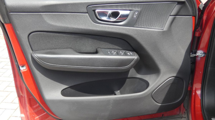 Volvo XC60 B4 AWD Momentum Pro na operativní leasing