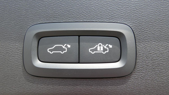 Volvo XC40 B3 Plus Dark na operativní leasing