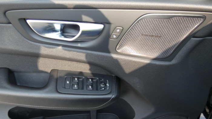 Volvo XC60 B4 FWD Momentum Auto na operativní leasing