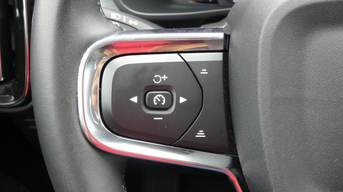 Volvo XC40 B3 mHEV Plus Dark aut. na operativní leasing