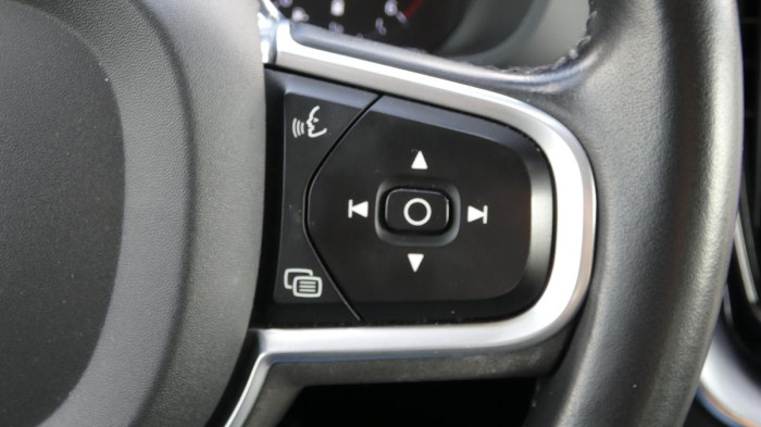 Volvo XC60 B4 FWD Momentum Auto na operativní leasing