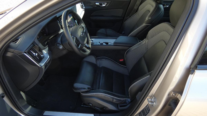 Volvo S60 B5 AWD Ultimate Dark na operativní leasing