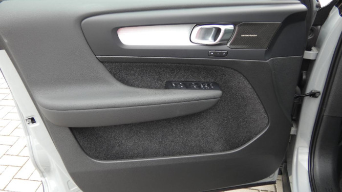 Volvo XC40 B3 mHEV Plus Dark aut. na operativní leasing