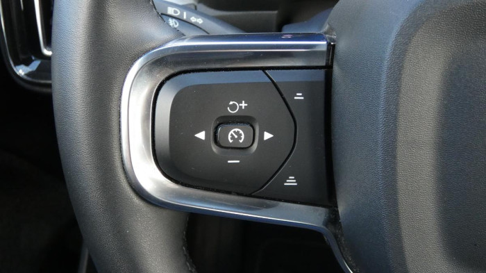 Volvo XC40 B3 PLUS DARK DCT na operativní leasing