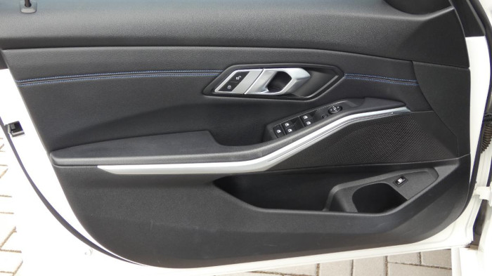 BMW Řada 3 330e xDrive M Sport Plug-in Hy na operativní leasing