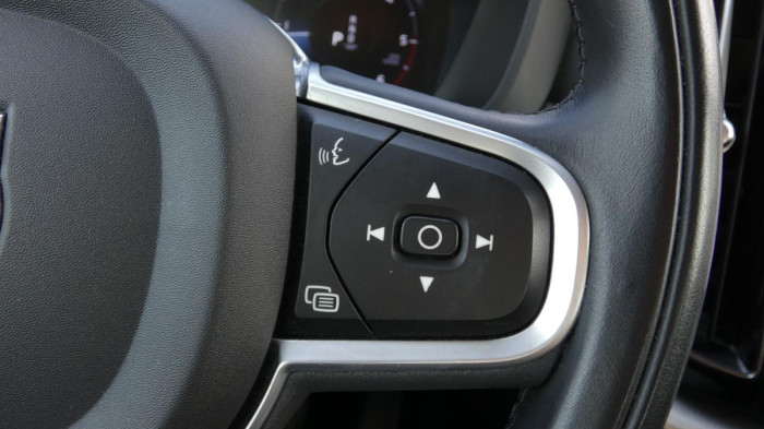 Volvo XC60 B4 AWD Momentum Pro Auto na operativní leasing