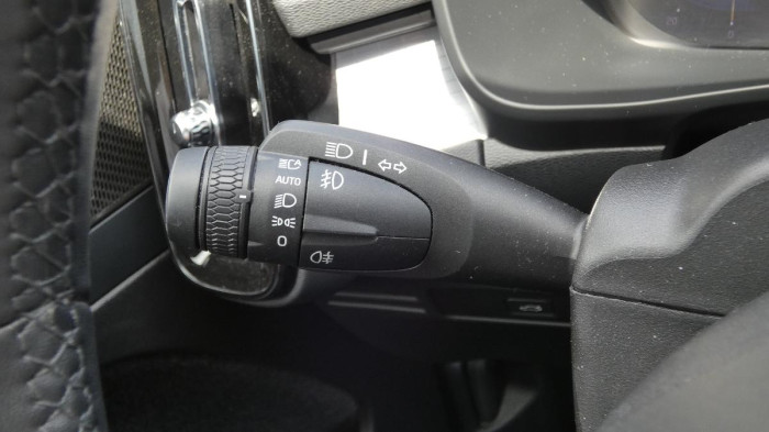 Volvo XC40 B4 AWD Plus Dark na operativní leasing