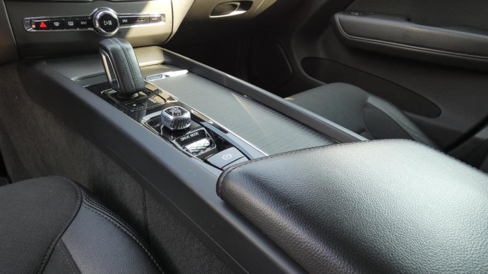 Volvo XC60 B4 FWD Momentum Auto na operativní leasing