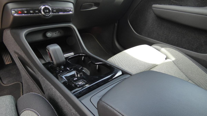 Volvo XC40 B4 AWD Plus Dark na operativní leasing