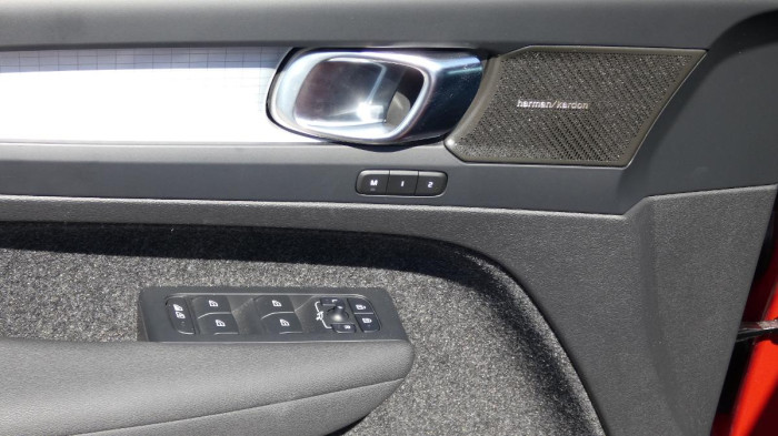 Volvo XC40 B4 AWD Core DCT na operativní leasing