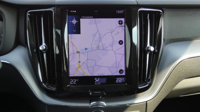 Volvo XC60 B4 FWD Momentum Auto na operativní leasing