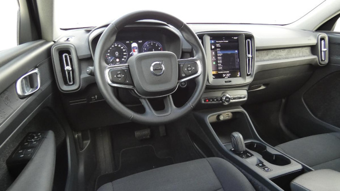 Volvo XC40 T2 FWD Momentum Auto na operativní leasing