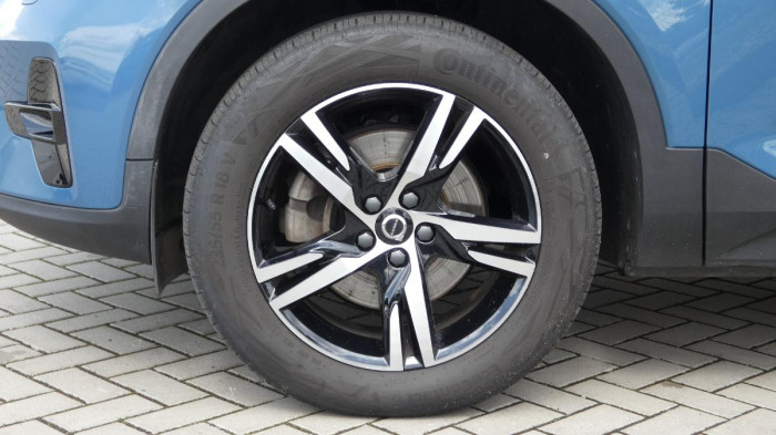 Volvo XC40 B4 AWD mHEV Plus Dark aut. na operativní leasing