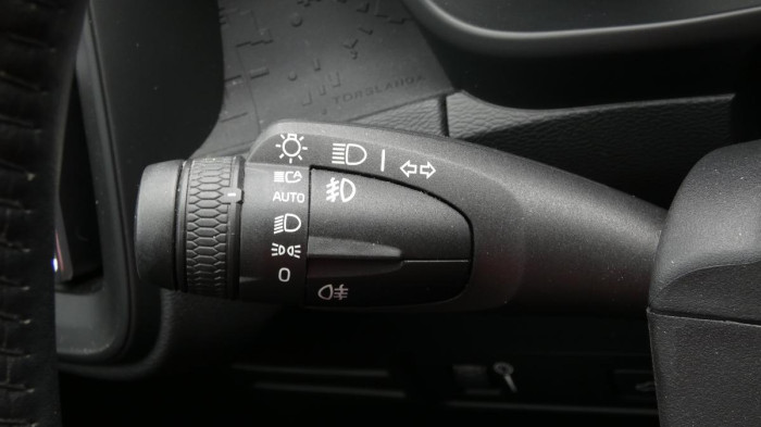 Volvo XC40 T2 FWD Momentum Core na operativní leasing