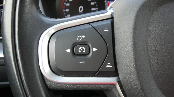 Volvo XC60 B4 AWD Momentum Pro Auto na operativní leasing