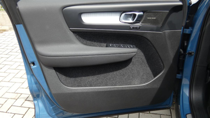 Volvo XC40 B4 AWD Plus Dark na operativní leasing