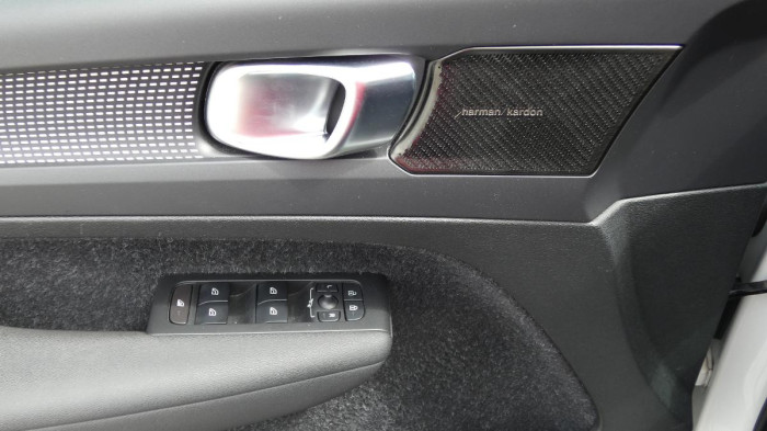 Volvo XC40 B4 FWD R-Design na operativní leasing