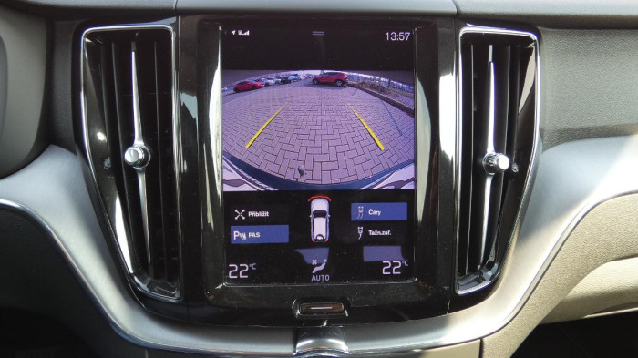 Volvo XC60 B4 FWD Momentum Auto na operativní leasing