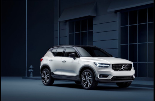 Volvo XC40 PLUS DARK, B4 FWD, 145+10 kW / 197+14 HP