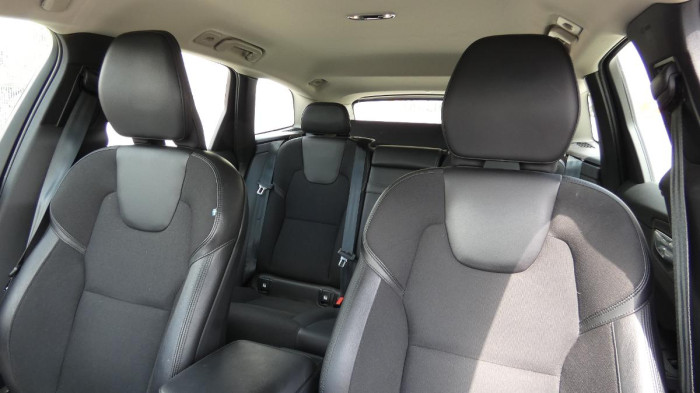 Volvo XC60 B4 AWD Momentum Pro na operativní leasing