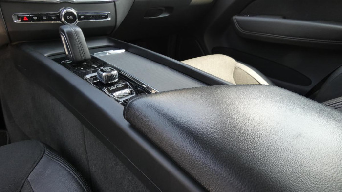 Volvo XC60 B4 AWD Momentum Pro na operativní leasing