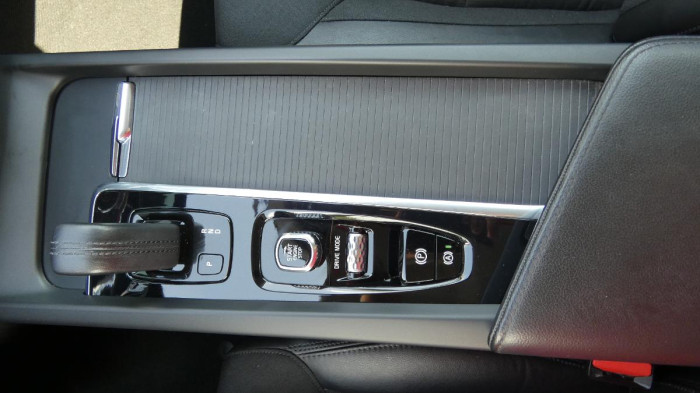 Volvo XC60 B4 AWD Momentum Pro Auto na operativní leasing