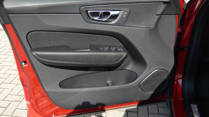 Volvo XC60 B4 AWD Momentum Pro Auto na operativní leasing