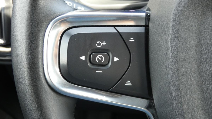 Volvo XC40 B3 Plus Dark na operativní leasing