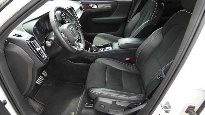 Volvo XC40 B4 FWD R-Design na operativní leasing