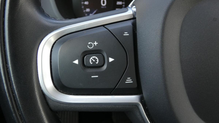 Volvo XC60 B4 AWD Momentum Pro Auto na operativní leasing