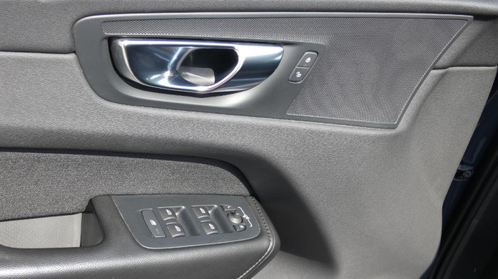 Volvo XC60 B4 AWD Momentum Pro Auto na operativní leasing