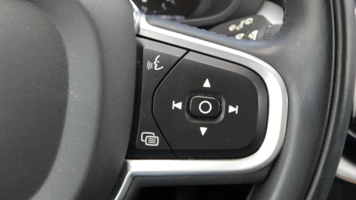 Volvo XC60 B4 AWD Momentum Pro na operativní leasing