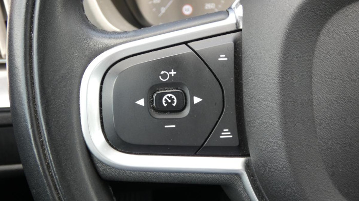 Volvo XC60 B4 AWD Momentum Pro na operativní leasing