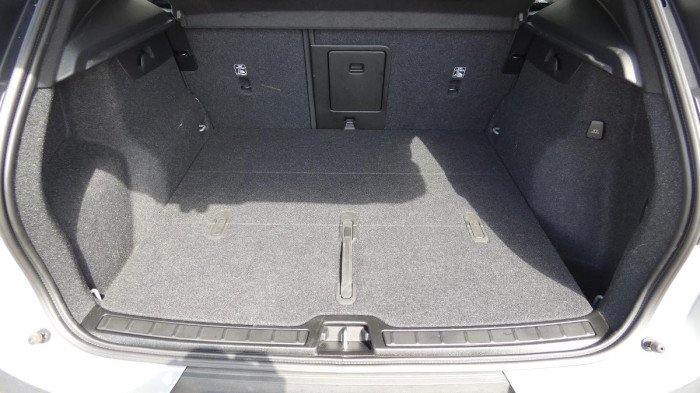 Volvo XC40 B3 Plus Dark na operativní leasing