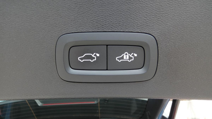 Volvo XC40 B4 AWD Plus Dark na operativní leasing