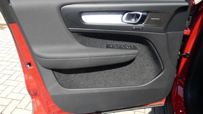 Volvo XC40 B4 AWD Core DCT na operativní leasing