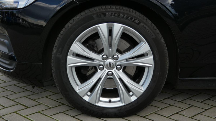 Volvo V90 B4 AWD Diesel Core na operativní leasing