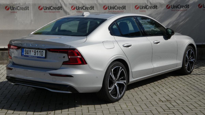 Volvo S60 B5 AWD Ultimate Dark na operativní leasing
