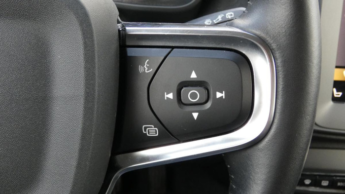 Volvo XC40 T2 FWD Momentum Auto na operativní leasing