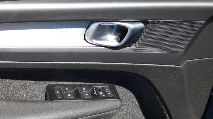 Volvo XC40 B3 FWD Momentum na operativní leasing