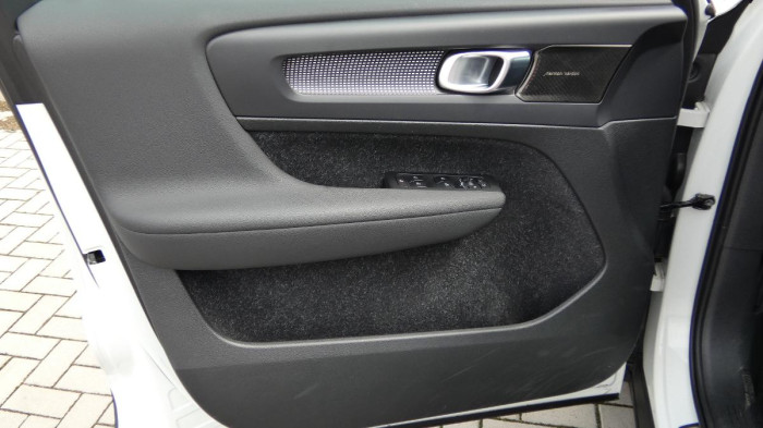 Volvo XC40 B4 FWD R-Design na operativní leasing