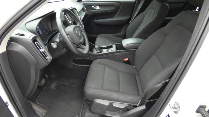 Volvo XC40 T2 FWD Momentum Core na operativní leasing