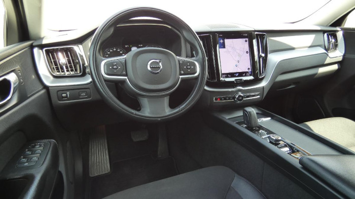 Volvo XC60 B4 AWD Momentum Pro na operativní leasing