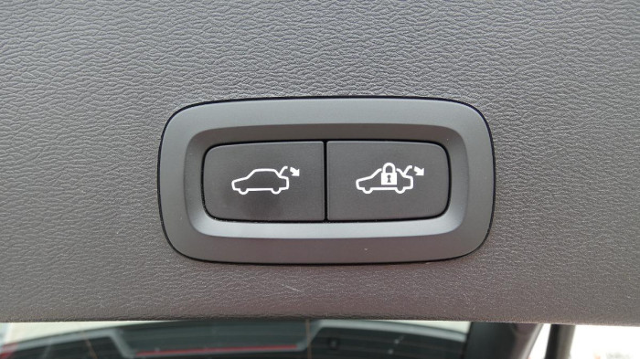 Volvo XC40 B3 mHEV Plus Dark aut. na operativní leasing