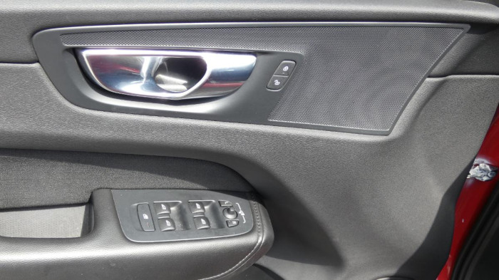 Volvo XC60 B4 AWD Momentum Pro na operativní leasing