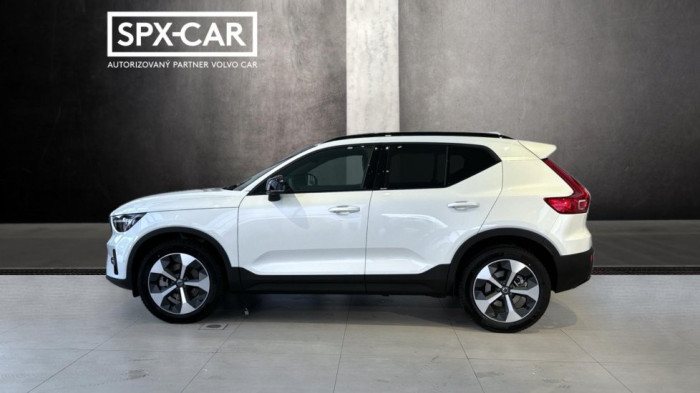 Volvo XC40 PLUS DARK, B4 FWD, 145+10 kW / 197+14 HP na operativní leasing